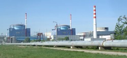 AKW-Standort Chmelnizkij in der Ukraine. Rechts im Bild ein unfertiger Reaktor-Teilbau (Foto: RLuts / Wikimedia Commons via Greenpeace Energy)