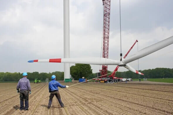 Bau einer Windkraftanlage (Bild: Sabine Vielmo / Greenpeace Energy eG)