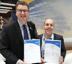  Mike Wöbbeking, TÜV NORD (left), presented Luca Feigl, GE Wind Energy with the certificate for the GE 2.7-116 (Image: TÜV NORD)