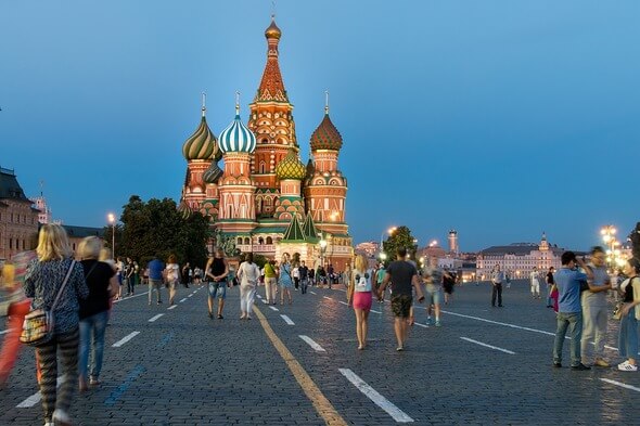 Der Rote Platz mit Blick auf die Basilius-Kathedrale in Moskau (Bild: Pixabay)