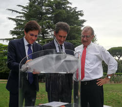 IRENA Director-General Francesco La Camera (middle) and RES4Africa Foundation President Antonio Cammisecra (left) sign a Letter of Intent between their two organisations (Image: IRENA)