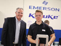 Tim Ferry, Group President und Luca Austermühle, Industriemechaniker im zweiten Ausbildungsjahr (Bild: Klauke)