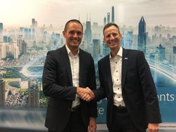 Robert Klaffus (links), CEO Digital Grid bei Siemens Smart Infrastructure, und Stephan Hansen, Mitglied des Vorstands und COO der juwi-Gruppe (Bild: juwi)