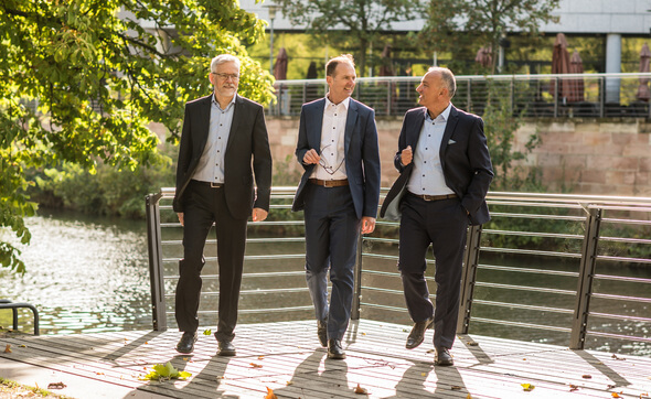 Das Vorstandsteam der UmweltBank: Stefan Weber, Jürgen Koppmann, Goran Baši? (v.l.n.r.) (Bild: UmweltBank)