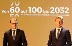 50Hertz-CEO Stefan Kapferer (l.) und Elia Group-CEO Chris Peeters bei der Vorstellung der Strategie "Von 60 auf 100 bis 2032" in Berlin (Foto: Manfred Vogel)