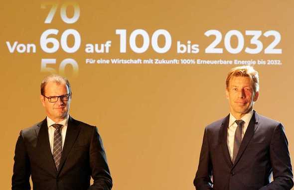  Presenting the strategy "From 60 to 100 by 2032" in Berlin: 50Hertz CEO Stefan Kapferer (l.) and Elia Group CEO Chris Peeters (Image: Manfred Vogel)