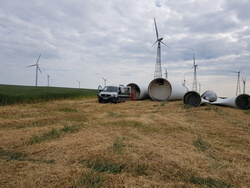 Bereit zum Repowering: Zwei Altanlagen weichen einer modernen leistungsfähigeren Windenergieanlage. (Bild: NATURSTROM AG)