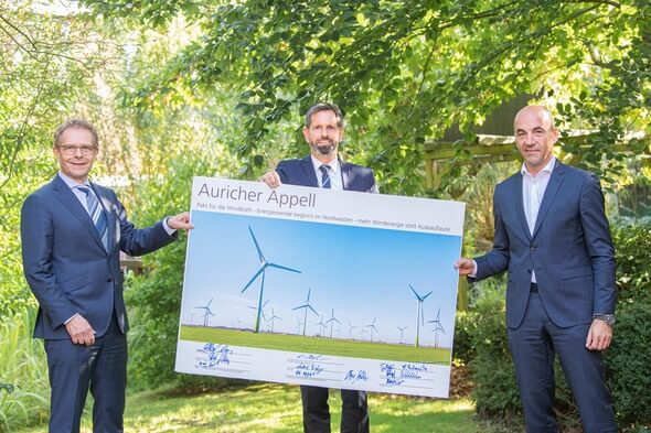 Heiko Janssen (Vorstandsvorsitzender AWS), Niedersachsens Umweltminister Olaf Lies und Stefan Dohler, Vorstandsvorsitzender EWE (Bild: EWE AG)