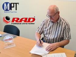 Managing director Michael Matjeschk signing the contract (Image: M-PT)