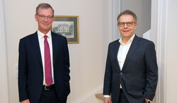 Dr. Jürgen Zeschky (links), designierter ENERCON CEO, und Heiko Janssen, Vorstandsvorsitzender der Aloys Wobben Stiftung (Bild: ENERCON)