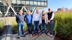 v.l. Wolfgang Sanders, Josef Marl, Oliver Klausch, Mayk Härtel und Nils Brümmer nach der Vertragsunterzeichnung (Bild: wpd windmanager)