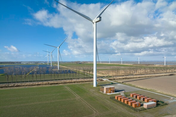 Im Energiepark Haringvliet kombiniert Vattenfall Wind, Solar und Speicher (Bild: Vattenfall)