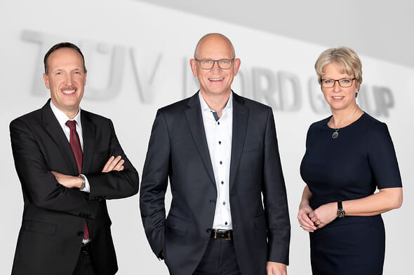 Das Vorstandsteam: Dirk Stenkamp (Vorsitz, Mitte), Jürgen Himmelsbach (Finanzen) und Astrid Petersen (Personal) (Bild: TÜV Nord / Schumann)