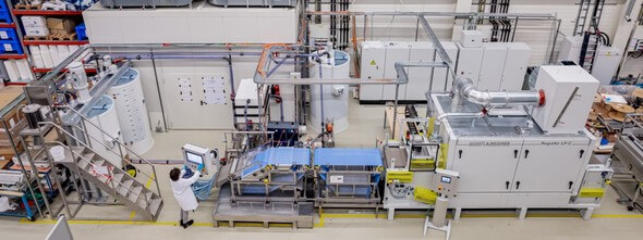 Wet nonwoven pilot plant from above (Image: A3/Christian Strohmayr)
