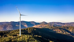 Beitrag zur Energiewende: Der Windpark Hohenlochen gilt als wichtiger Baustein zur Umsetzung der Energiewende in der Region. Wenn alle vier Windanlagen ins örtliche Netz einspeisen, wird sauberer Strom für 22.222 Personen produziert (Bild: badenova)
