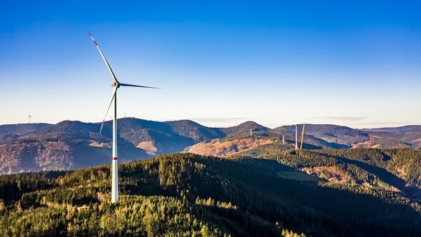 Beitrag zur Energiewende: Der Windpark Hohenlochen gilt als wichtiger Baustein zur Umsetzung der Energiewende in der Region. Wenn alle vier Windanlagen ins örtliche Netz einspeisen, wird sauberer Strom für 22.222 Personen produziert (Bild: badenova)