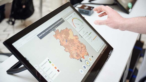  Das digitale Planspiel ist für Bürgerinnen und Bürger konzipiert und soll die Energiewende auf lokaler Ebene fördern (Bild: Uni Hannover)