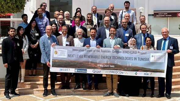 Teilnehmerinnen und Teilnehmer des vom Lehrstuhl für Windenergietechnik der Universität Rostock in Tunis organisierten Workshops zum Thema „Erneuerbare Energien in Tunesien“ (Bild: Juni Media)