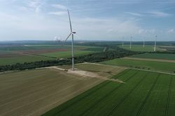Eine der beiden Anlagen des Windparks Jülich-Bourheim nach der Inbetriebnahme. Zusammen erzeugen sie klimafreundlichen Strom für mehr als 7.700 Haushalte (Bildquelle: juwi).
