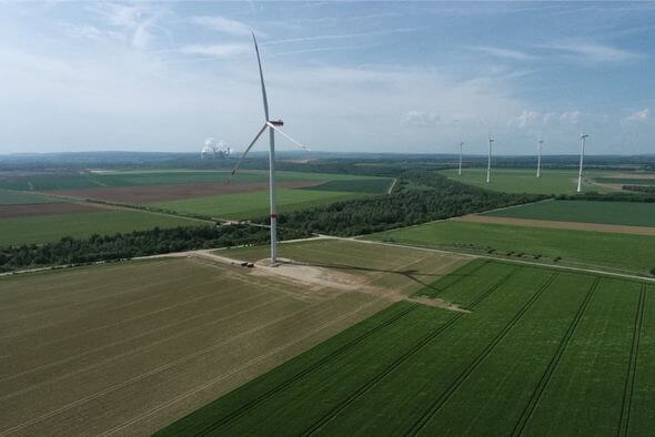 Eine der beiden Anlagen des Windparks Jülich-Bourheim nach der Inbetriebnahme. Zusammen erzeugen sie klimafreundlichen Strom für mehr als 7.700 Haushalte (Bild: juwi)