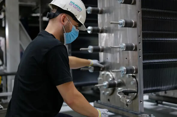 By 2025, annual production capacity at the joint venture's electrolyzer manufacturing facility is to be ramped up to three gigawatts. Source/pic: Siemens Energy