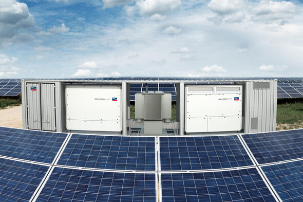 Damit der Solarstrom zuverlässig ins örtliche Netz eingespeist werden kann, lieferte SMA 57 seiner Medium Voltage Power Stations 5500 (Bild: SMA)