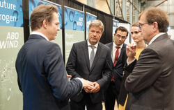 Bundeswirtschaftsminister Robert Habeck (Zweiter von links) und Kanadas Energieminister Jonathan Wilkinson (rechts) informierten sich bei ABO Wind-Vorstand Karsten Schlageter (links) über die Wasserstoffprojekte des Unternehmens in den atlantischen Provin