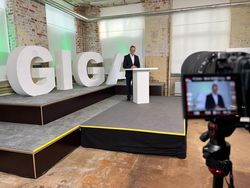 LEAG-CEO Thorsten Kramer stellt auf der Pressekonferenz am Rande des Ostdeutschen Energieforums die GigawattFactory Lausitz vor (Bild: LEAG)