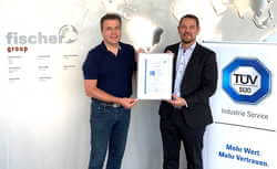Dr. Thomas Gallinger von TÜV SÜD übergibt das Zertifikat an Hans-Peter Fischer, Geschäftsführer fischer group (Bild: fischer group)