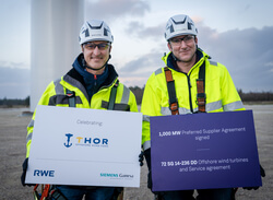 Sven Utermöhlen, CEO von RWE Offshore Wind (links) und Marc Becker, CEO des Offshore-Geschäfts von Siemens Gamesa (rechts), im dänischen Nationalen Testzentrum für große Windturbinen in Østerild, Dänemark (Bild: Siemens Gamesa)