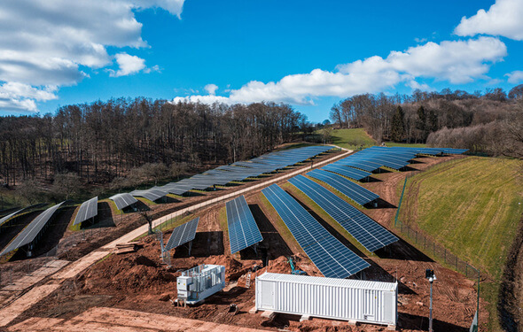 Im hessischen Gumpen errichtet ABO Wind derzeit das dritte Innovationsprojekt bestehend aus Solaranlage und Batteriespeicher (Bild: ABO Wind)