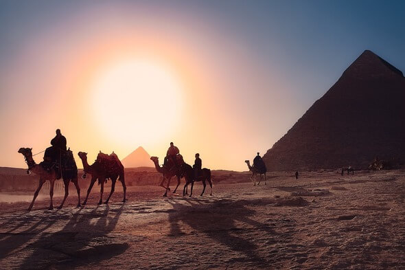 Noch haben die Pyramiden den Horizont für sich allein. Das könnte sich bald ändern. (Bild: Pixabay)