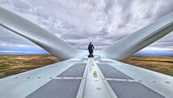 TÜV SÜD-Experte Sascha Meinhold bei der Prüfung der Windenergieanlage, die zu den wesentlichen Bestandteilen der eFuels-Pilotanlage „Haru Oni“ gehört (Bild: TÜV Süd)
