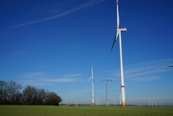 Die vier neuen Windenergie-Anlagen zwischen den rheinhessischen Orten Gabsheim und Biebelnheim produzieren mehr als 52 Mio. Kilowattstunden sauberen Strom (Bild: JUWI)