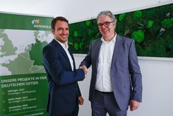 Handschlag zwischen Felipe Montero (links), CEO von Iberdrola Deutschland, und Thorsten Hahn (rechts), CEO von Holcim Deutschland (Bild: Iberdrola)