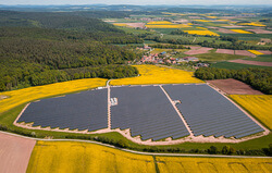 Die Anlage in Leutershausen ist das vierte Innovationsprojekt aus Solaranlage und Batteriespeicher von ABO Wind (Bild: ABO Wind)