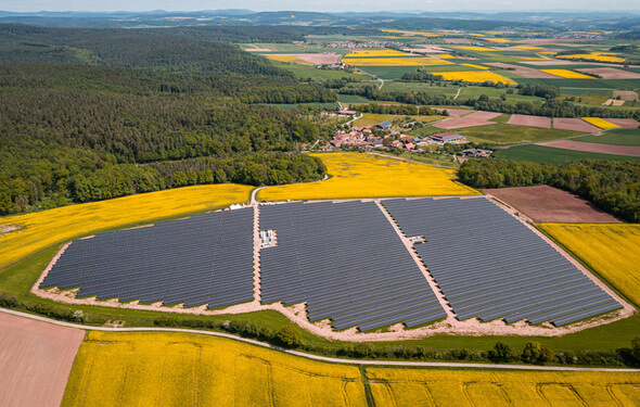 Die Anlage in Leutershausen ist das vierte Innovationsprojekt aus Solaranlage und Batteriespeicher von ABO Wind (Bild: ABO Wind)