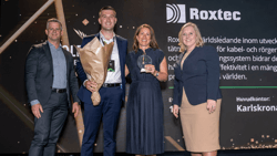 Annette Birgerson, Brand and Corporate Communications Manager, and Kenan Secic, Financial Controller, receive the quality award for Roxtec (Image: Roxtec)