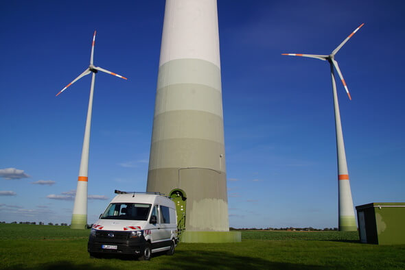 Ziel des Projektes ist es, ein Monitoringsystem zu entwickeln, das kostengünstig in Windparks installiert werden kann und jederzeit über den realen Zustand der Türme informiert (Bild: BAM)