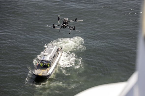 Die Drohne kann vom Schiff aus gestartet und gesteuert werden, wie hier bei der Wiederkehrenden Prüfung der Rotorblätter im OWP Butendiek (Bild: Deutsche Windtechnik AG)