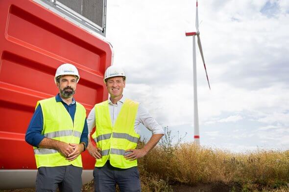Markus Winter, CTO Windkraft Simonsfeld, mit Karsten Brüggemann, Geschäftsführer Nordex Deutschland und Österreich (Bild: Astrid Knie via Windkraft Simonsfeld)