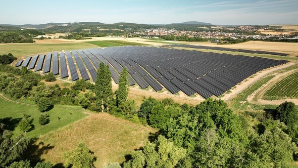 Der Solarpark Eisenberg ist am Netz. Betrieben wird er von der Hanwha Q CELLS GmbH (Qcells). Die 17.000 Module stammen aus firmeneigener Produktion (Bild: JUWI)