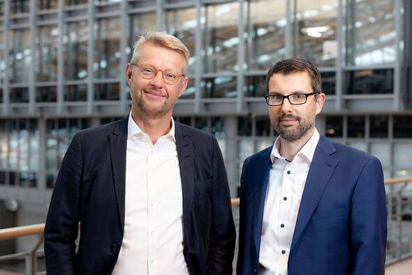 SES-Geschäftsführer Johannes Scharnberg und David Liebert (Bild: Hamburg Airport)