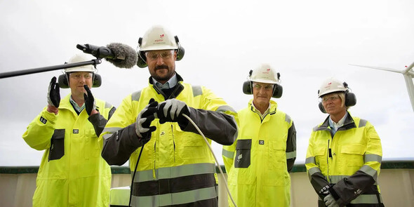 Crown Prince Haakon of Norway connecting two cables to mark the official opening of the Hywind Tampen wind farm (Image: Ole Jørgen Bratland / Equinor)