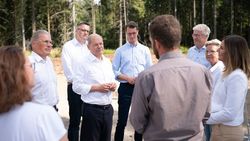 Im Gespräch mit den Bürgerinnen und Bürgern wird dem Kanzler bestätigt: Die Windkraftanlagen finden vor Ort viel Unterstützung (Bild: Bundesregierung/Kugler)