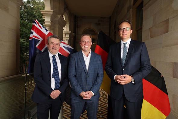Michael O'Rourke (CEO Stanwell Corporation Limited), Steven Miles (Deputy Premier of Queensland), Markus Krebber (CEO RWE AG) (Image: RWE)