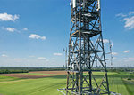 Windenergie direkt am Funkmast: Vantage Towers weiht erste Mobilfunkstation mit Windturbinen ein