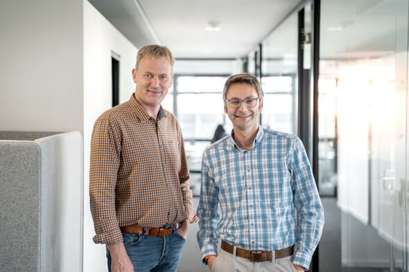 Hauke Behrends und Severin Mielimonka übernehmen gemeinsam die Geschäftsführung der Deutschen Windtechnik GmbH & Co. KG (Bild: Deutsche Windtechnik AG)