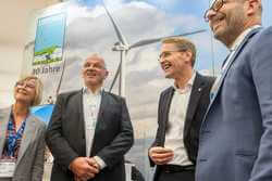 Ministerpräsident Daniel Günther besucht regionale Key-player auf der Husum Wind (Bild: HUSUM Wind / Marcus Dewanger)