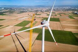 Enercon E-141 Windenergieanlage in Mainz-Hechtsheim, errichtet von GAIA im Jahr 2019, mit einer beeindruckenden Gesamthöhe von 230 Metern – die größte Anlage in Rheinhessen (Bild: GAIA)